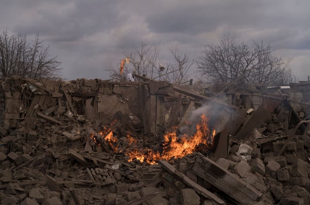 Le photographe français Antoni Lallican a été tué en Ukraine vendredi 3 octobre dans une attaque de drone. Image d’illustration d’une maison en flamme dans le Donbass, après des bombardements russes.