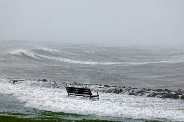 La mer inonde un parc au cours de la tempête Amy à Galway, en Irlande, le 3 octobre 2025.