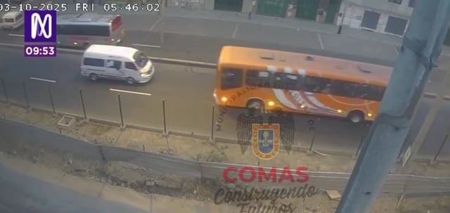 El accidente en la avenida Túpac Amaru generó gran congestión y obligó a la intervención de bomberos y policías. FOTO: PANTALLAZO CANAL N