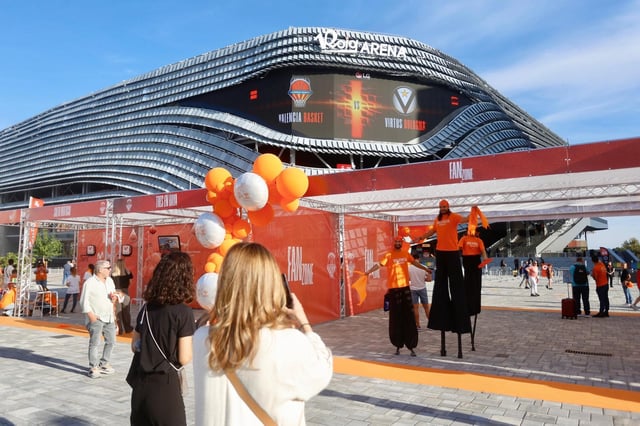 La fiesta en el Roig Arena antes del primer partido del Valencia Basket