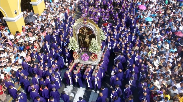 La procesión del Señor de los Milagros se celebra en tres fechas principales cada octubre.