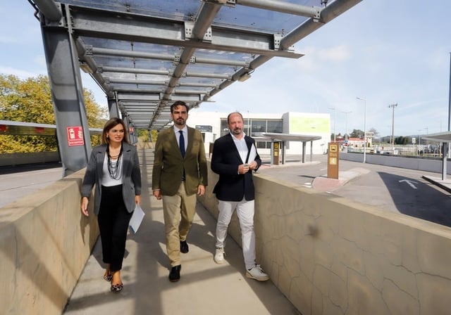 El conselleiro de Presidencia, este viernes, en Peinador, acompañado de la directora de Movilidad y el de Turismo de Galicia