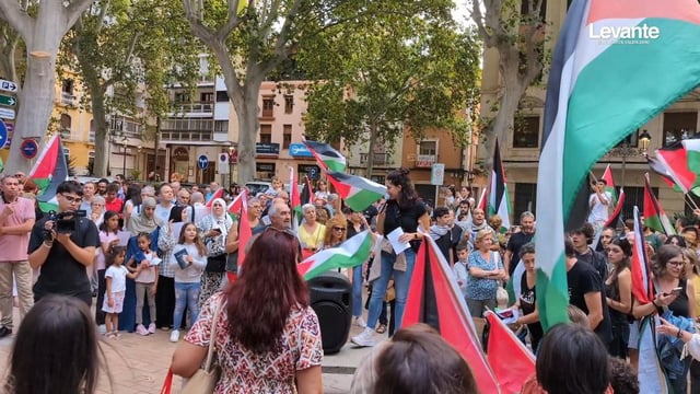 Cientos de personas -2.000 según la organización- participan en la marcha impulsada por la Plataforma de la Costera contra el Genocidio en Gaza 
