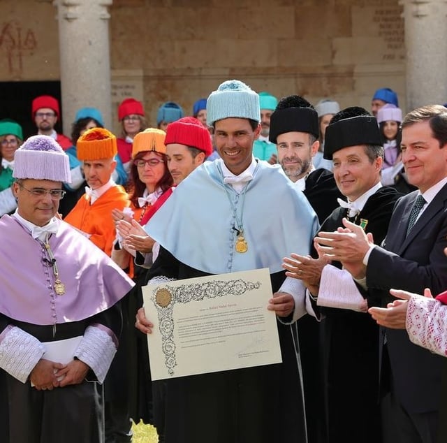 Rafael Nadal recibe el birrete en la ceremonia de investidura honoris causa en la Universidad de Salamanca, 3 de octubre de 2025.