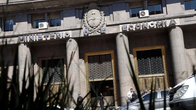 El equipo económico enfrenta un mes complicado por vencimientos en pesos y las elecciones.
