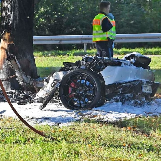 München – Mit zehn Zylindern und 640 PS gegen den Baum – und von einem Luxus-Lamborghin...
