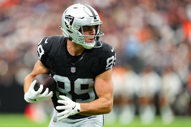 Brock Bowers #89 of the Las Vegas Raiders runs with the ball during the first quarter against the Chicago Bears at Allegiant Stadium on September 28, 2025 in Las Vegas, Nevada.