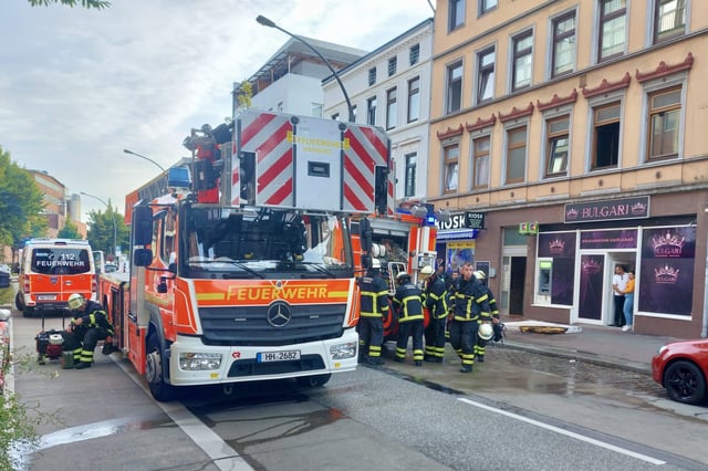 Die Feuerwehrkräfte führten mehrere Personen aus dem Gebäude.