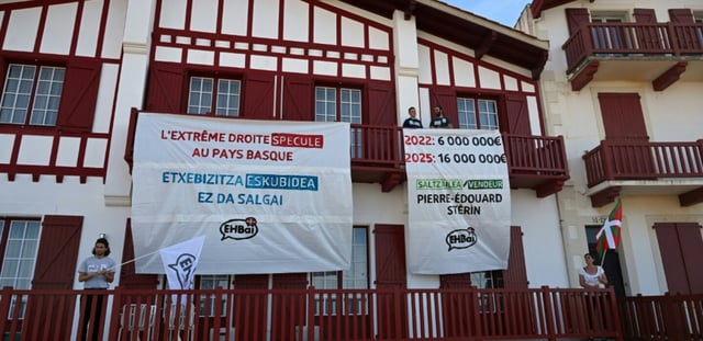 Des banderoles ont été déployées sur la villa "Ugaina", au Pays basque, le 2 octobre 2025