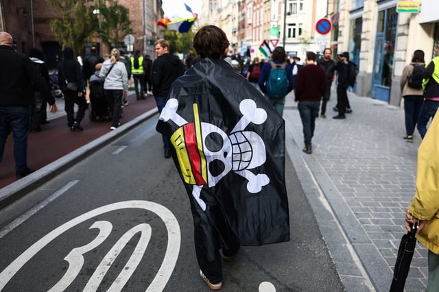 Un manifestant arborant un drapeau pirate «One Piece» participe à une manifestation à Lille, jeudi 2 octobre.