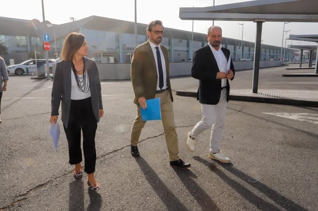 Judit Fontenla, Diego Calvo y Xosé Merelles, a la entrada de la reunión en Peinador