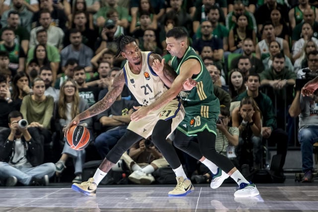 Clyburn protege el balón ante el acoso de Sloukas.