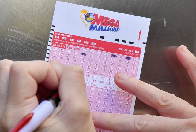 Revisa esta nota para que sepas el caso de la persona que adquirió su boleto de Mega Millions en un local de San Francisco y ganó más de $2 millones. (Foto: ANGELA WEISS / AFP)
