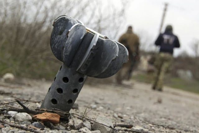 Un artefacto explosivo en el suelo después de un bombardeo, en una imagen de archivo. Foto: EFE/SERGEY VAGANOV
