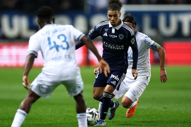 Ilan Kebbal se fraie le chemin du but au milieu de la défense lorientaise, lors de la victoire du Paris FC au stade Jean-Bouin, le 3 octobere 2025