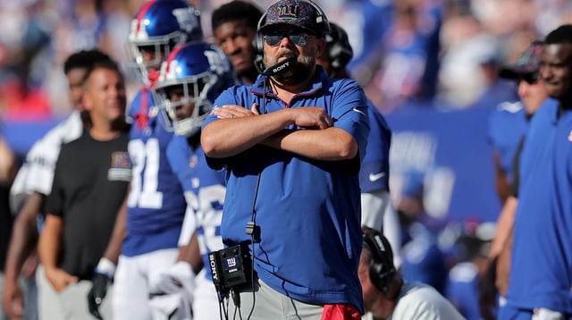 Sep 28, 2025; East Rutherford, New Jersey, USA; New York Giants head coach Brian Daboll coaches against the Los Angeles Chargers during the fourth quarter at MetLife Stadium. Mandatory Credit: Brad Penner-Imagn Images