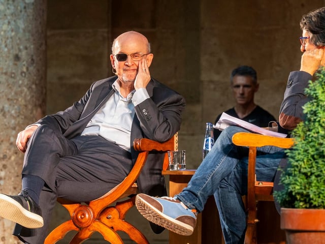 El escritor británico-estadunidense de origen indio Salman Rushdie (i) conversa con el autor granadino Andrés Neuman.