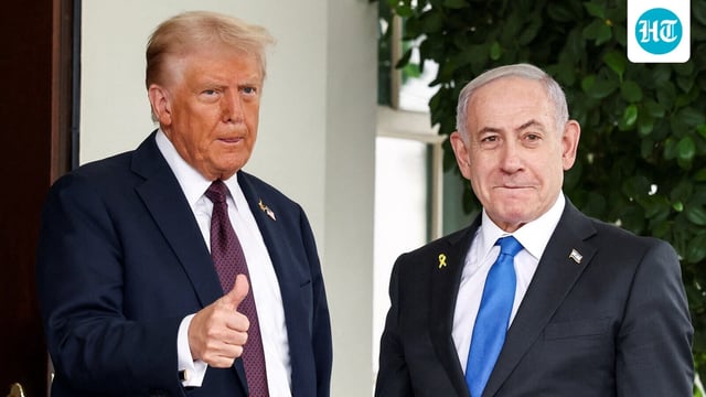 FILE PHOTO: U.S. President Donald Trump gives a thumbs up as he welcomes Israeli Prime Minister Benjamin Netanyahu at the White House in Washington, D.C., U.S., September 29, 2025. REUTERS/Kevin Lamarque/File Photo