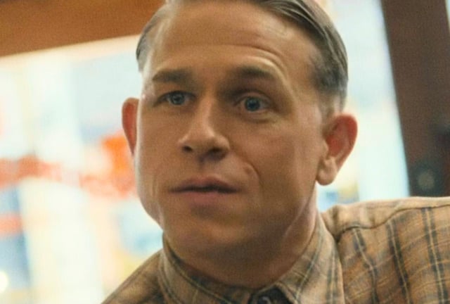 En "Monster: The Ed Gein Story", el actor Charlie Hunnam le da vida al solitario granjero de Plainfield, Wisconsin, cuyas atroces prácticas de profanación de tumbas y asesinato lo convirtieron en uno de los criminales más infames de Estados Unidos (Foto: Netflix)