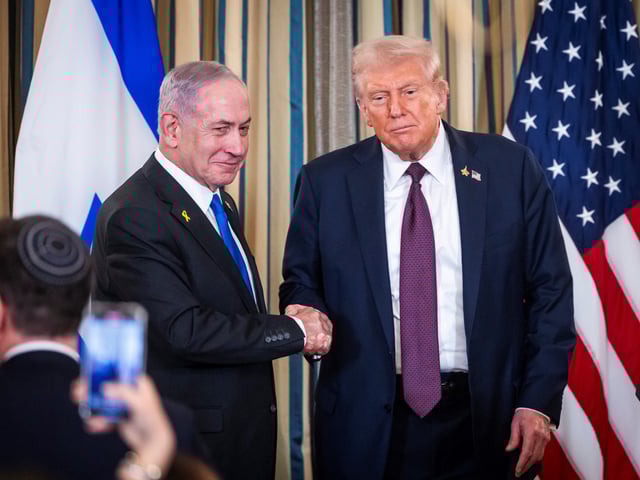 WASHINGTON (United States), 29/09/2025.- US President Donald Trump (R) shakes hands with Israeli Prime Minister Benjamin Netanyahu (L) after they spoke at a press conference in the State Dining Room of the White House in Washington, DC, USA, 29 September 2025. In their meeting, Trump pressed Netanyahu to accept a peace deal to end Israel’s on-going war in Gaza, and for Hamas to free their remaining hostages. EFE/EPA/JIM LO SCALZO / POOL