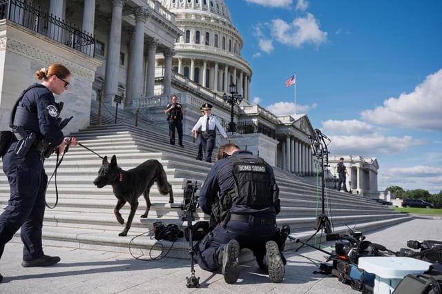 La Policía del Capitolio de EEUU asegura los escalones de la Cámara de Representantes antes de que el líder de la minoría, Hakeem Jeffries, demócrata por Nueva York, se reúna con los periodistas sobre el cierre del gobierno, en el Capitolio en Washington, el jueves 2 de octubre de 2025. (AP Foto/J. Scott Applewhite)