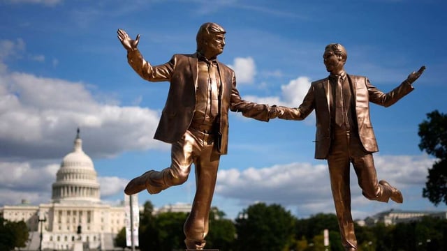 La estatua satírica de Trump y Epstein volvió al National Mall, en el cora