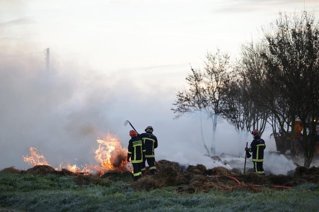 Photo d’illustration : ici, des pompiers français éteignent un feu près de l’autoroute A64, près de Carbonne, le 22 janvier 2024.