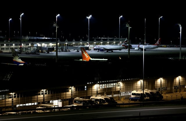Un avion de la compagnie aérienne EasyJet parmi d'autres immobilisés à l'aéroport international de Munich, dans le sud de l'Allemagne, tôt le matin du 4 octobre 2025