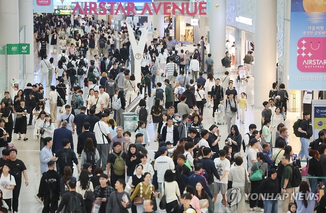 Incheon International Airport, west of Seoul, is crowded with travelers on Oct. 3, 2025, the first day of a seven-day break for Chuseok, the Korean harvest holiday that falls on Oct. 6 this year. (Yonhap)
