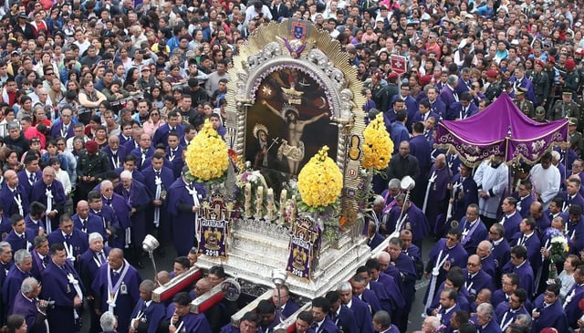 Expertos en seguridad recomiendan medidas prácticas para prevenir robos, extravíos y emergencias durante la tradicional procesión del Cristo de Pachacamilla. (Foto: Andina)