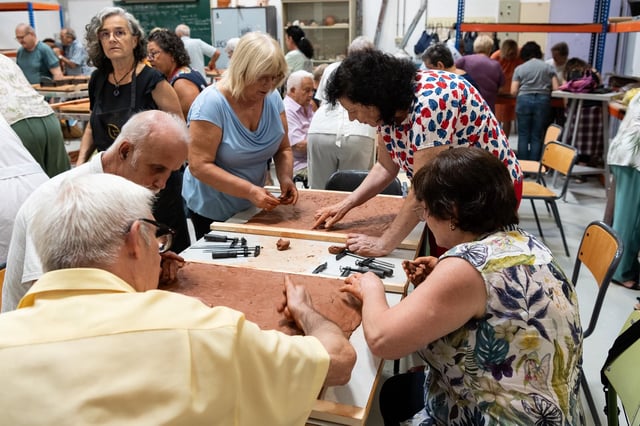Un grupo de vecinos de Benetússer elaboran azulejos con mensajes de agradecimiento.