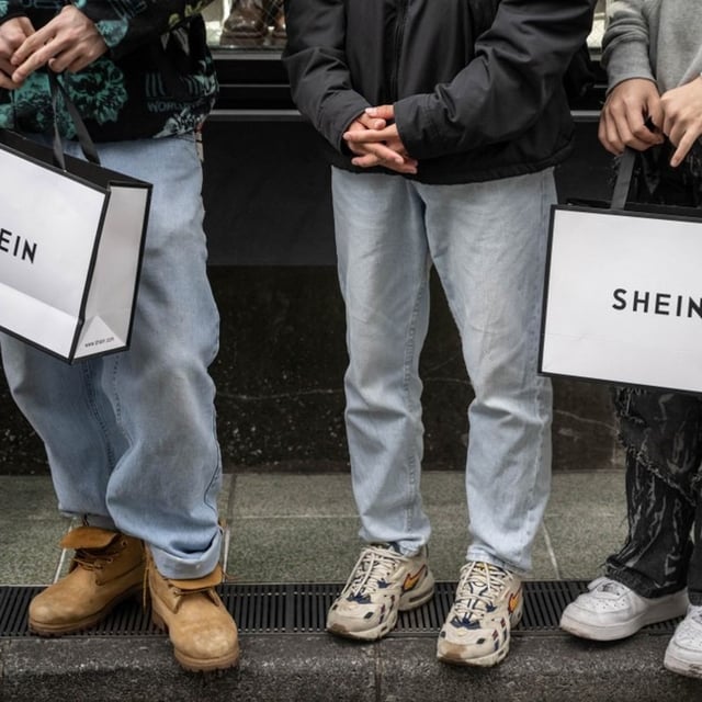Des consommateurs avec des sacs Shein le jour de l'ouverture d'une boutique à Tokyo, au Japon, le 13 novembre 2022.