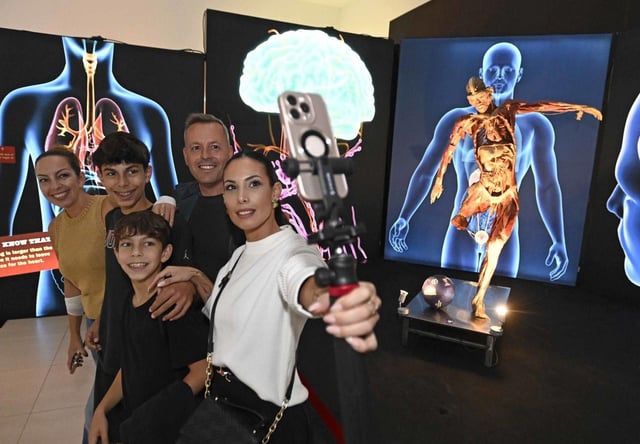 Usuarios fotografiándose ante una de las piezas de la exposición Bodies Evolution.