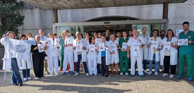 Personal del Hospital do Salnés que secundaron la medida de protesta. |  FdV