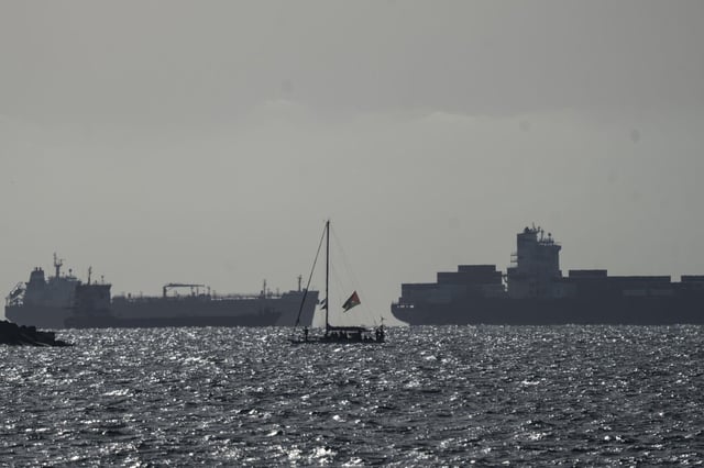 Una embarcación de la Global Sumud Flotilla entra en el puerto de Asdod escoltado por la Armada de Israel tras su interceptación en aguas internacionales por parte del Ejército israelí.