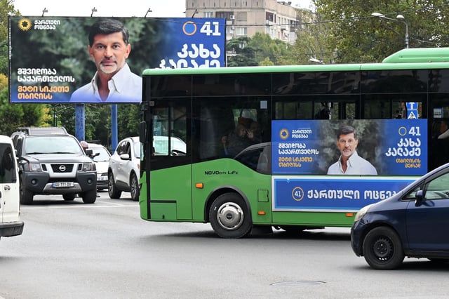 Un bus avec une affiche de campagne du maire de Tbilissi, Kakha Kaladze, circule dans le centre-ville de Tbilissi (Géorgie), le 30 septembre.