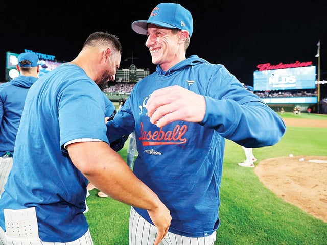 Craig Counsell, abarzando a un jugador de Cubs de Chicago.