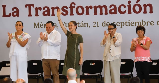 Claudia Sheinbaum Pardo, Presidenta de México, y Joaquín “Huacho” Díaz Mena, gobernador de Yucatán, durante el informe "La Transformación Avanza" en Yucatán. Foto: Martín Zetina, Cuartoscuro.