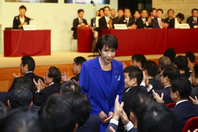 Sanae Takaichi, une nationaliste radicale, est félicitée par ses partisans après avoir été élue cheffe du Parti Libéral-Démocrate (PLD) au pouvoir, et avant de prendre probablement la tête du gouvernement japonais, à Tokyo, le 4 octobre 2025