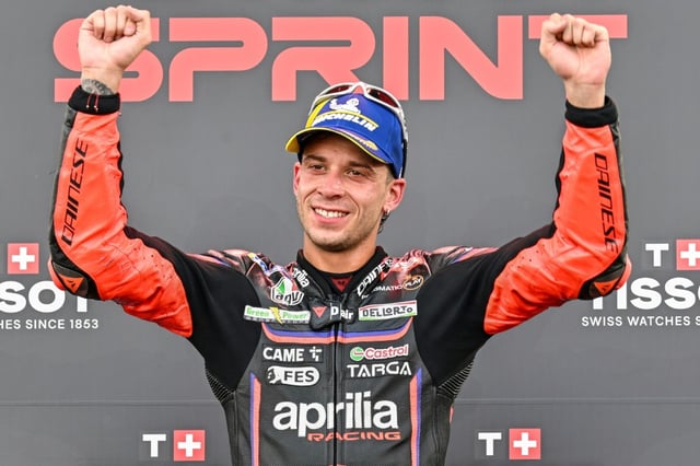Le pilote italien Marco Bezzecchi (Aprilia) fête sa victoire lors de la course sprint du Grand Prix d'Indonésie MotoGP sur le circuit de Mandalika le 4 octobre 2025.
