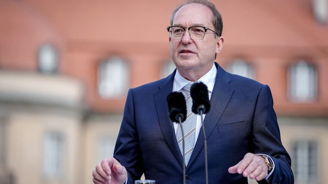 Berlin – Verlassen bald endlich mehr abgelehnte Asylbewerber Deutschland? Am Samstag könnte es wichtige Weichenstellungen dafür gebe...