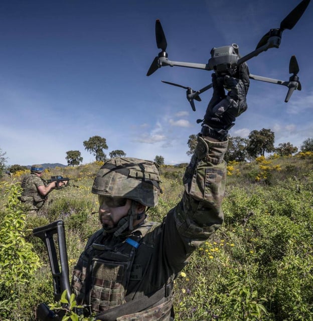 Un soldat ucraïnès subjecta un dron durant un exercici d’ensinistrament amb l’Exèrcit espanyol a Sant Climent Sescebes. | FERRAN NADEU