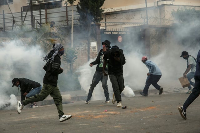 Les forces de sécurité tirent des gaz lacrymogènes sur des manifestants à Antananarivo, le 3 octobre 2025 à Madagascar