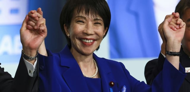 Sanae Takaichi, une nationaliste radicale, salue ses partisans après avoir été élue cheffe du Parti Libéral-Démocrate (PLD) au pouvoir, et avant de prendre probablement la tête du gouvernement japonais, à Tokyo, le 4 octobre 2025