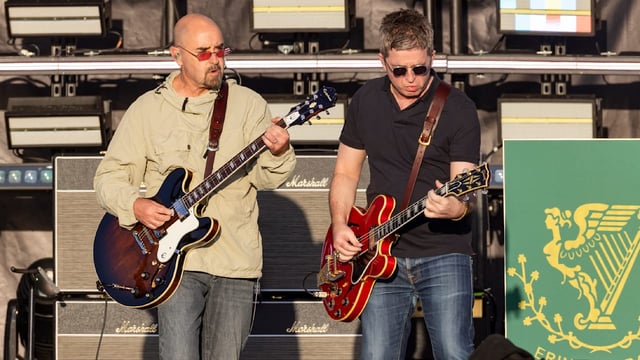 Oasis-Gitarrist Paul Arthurs pausiert die Tour wegen Prostatakrebs-Behandlung.