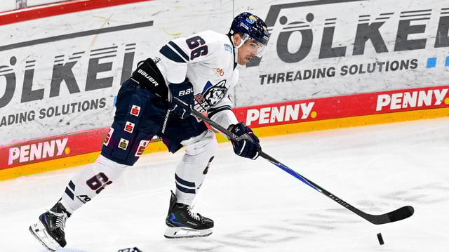 Kassels Darren Mieszkowski am Puck.