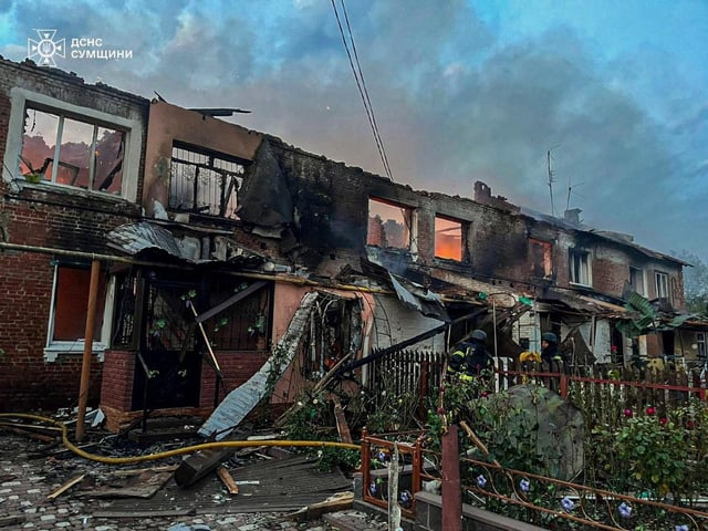 Les pompiers travaillent sur le site d’une frappe de drone russe, au milieu de l’attaque de la Russie contre l’Ukraine, dans la région de Soumy, en Ukraine, dans cette image fournie publiée le 30 septembre 2025.
