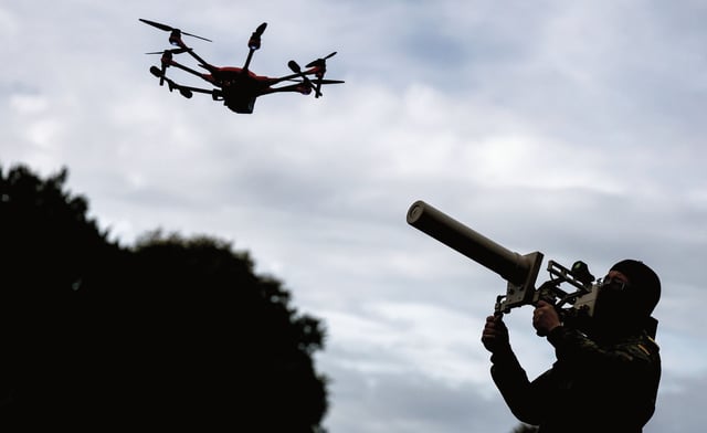 Un soldado de las Fuerzas Armadas alemanas utiliza un inhibidor de drones HP 47 durante una serie de ejercicios militares en Hamburgo a fines de setiembre. (Foto: EFE)