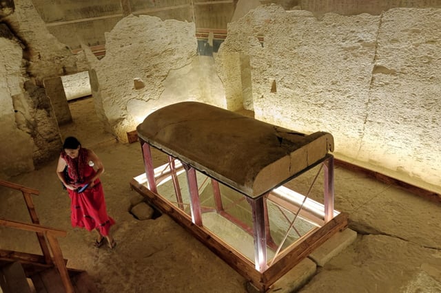 Une touriste visite le tombeau du roi Amenhotep III dans la Vallée des Rois, près de la ville de Louxor, lors de son ouverture officielle au public après des années de restauration, le 4 octobre 2025 en Egypte