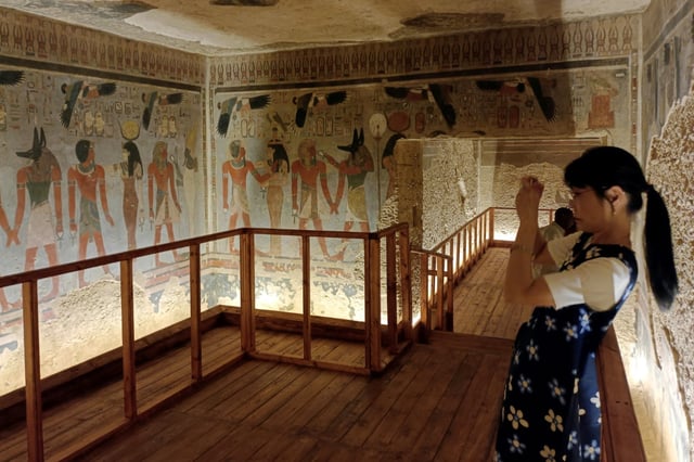 Une touriste visite le tombeau du roi Amenhotep III dans la Vallée des Rois, près de la ville de Louxor, lors de son ouverture officielle au public après des années de restauration, le 4 octobre 2025 en Egypte